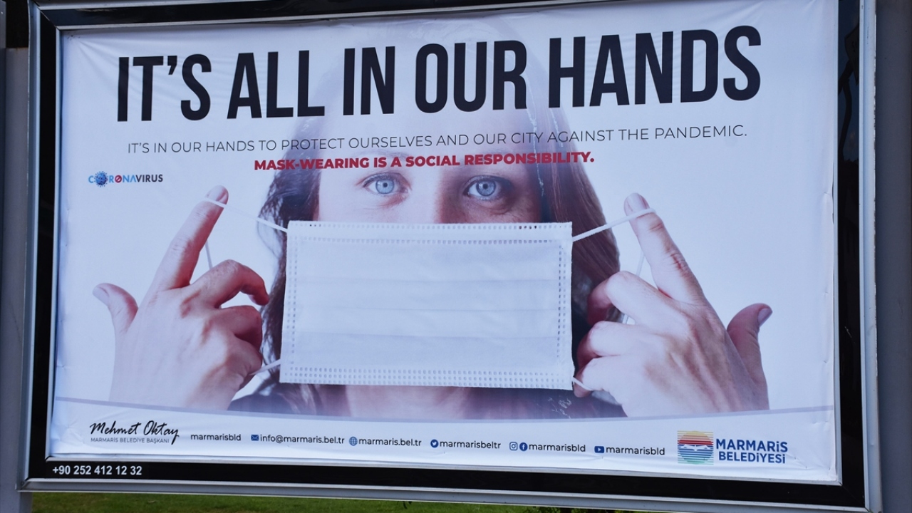 Billboardlardaki mesajlar, ilçenin en kalabalık yerlerinde yer aldı.