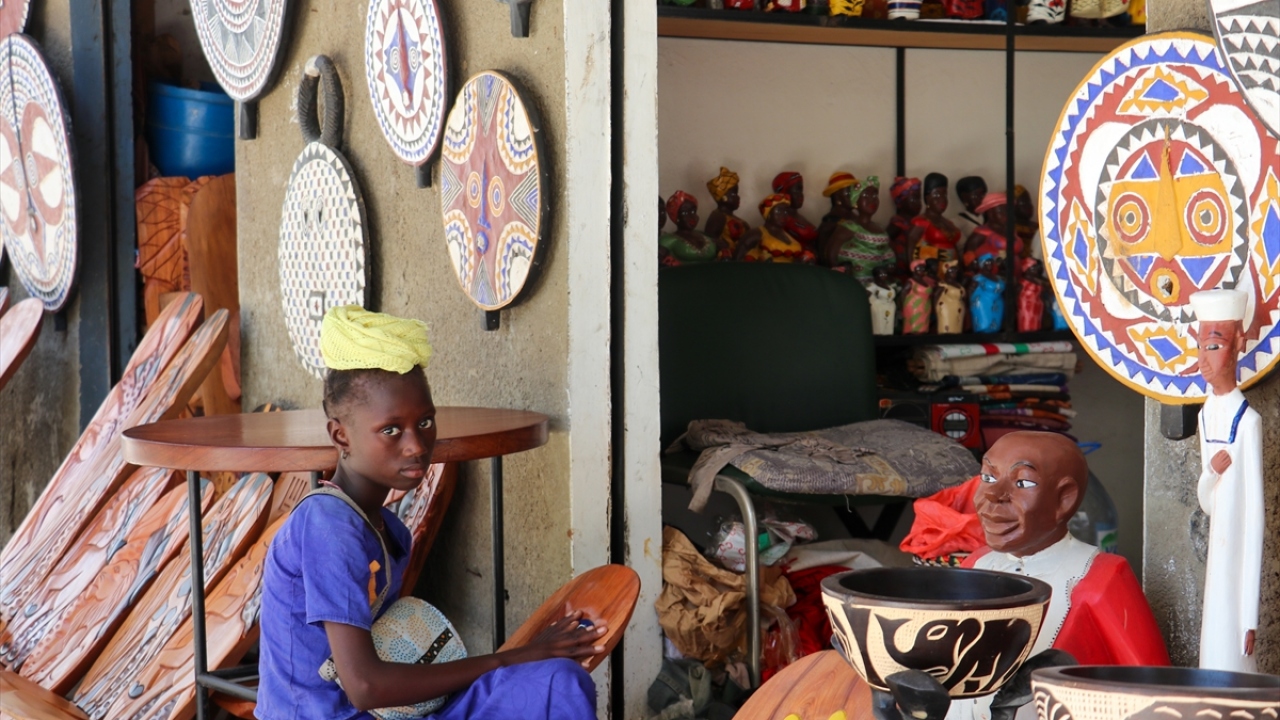 eni tip koronavirüs (Covid-19) salgınıyla turizm gelirlerini büyük ölçüde kaybeden Senegal`de, geçimini hediyelik eşya satarak sağlayan esnaf, aylardır turist bekliyor. 