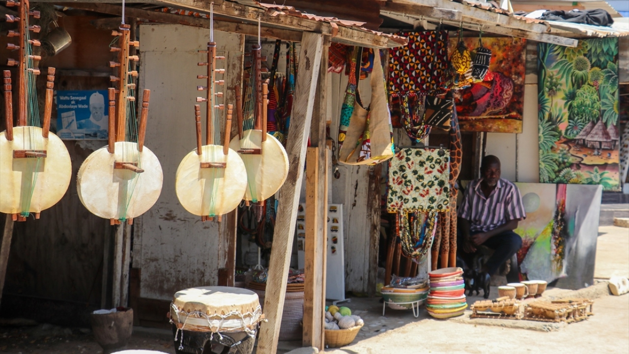 Marttan temmuza kadar tüm dünyaya sınırlarını kapatan Senegal, mütekabiliyet esasına dayanarak hala Avrupa Birliği`nden turist kabul etmiyor.
