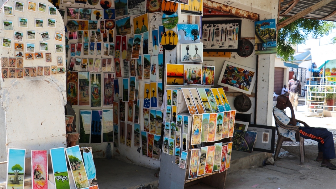 Turizmdeki kayıp en çok otelcilik sektörünü vursa da hediyelik eşya satan küçük esnaf da aylardır neredeyse hiç satış yapamadığını söylüyor. 