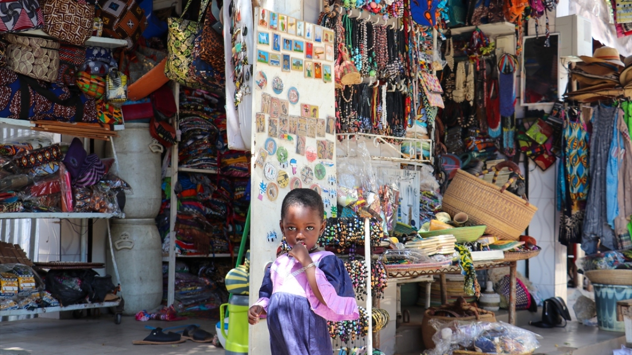 AA muhabiri başkent Dakar`da bulunan tarihi Soumbedioune el sanatları pazarında, esnafa Kovid-19 dönemini nasıl geçirdiklerini sordu. 