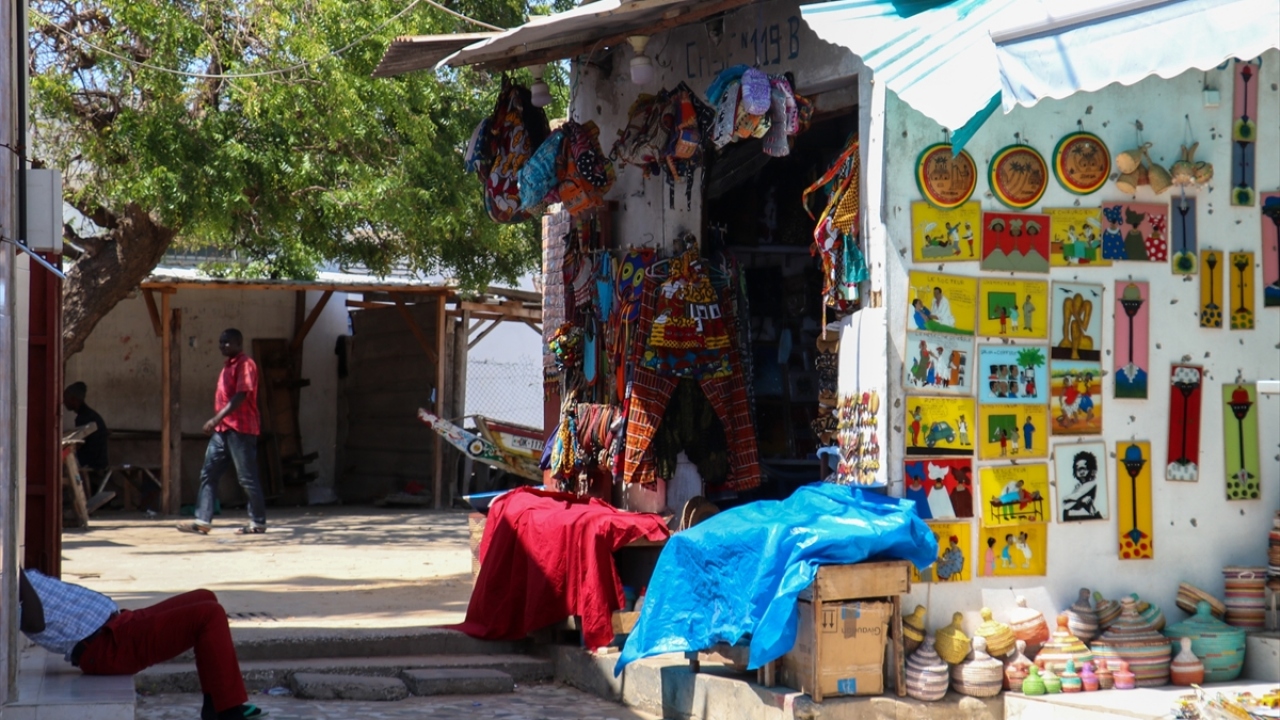 İlk kez 1966`da düzenlenen Siyahi Sanatlar Festivali (FESMAN) kapsamında hizmete açılan Soumbedioune, o günden beri ülkelerine Afrika`dan hatıra götürmek isteyen turistlerin uğrak yeri olarak biliniyor. 