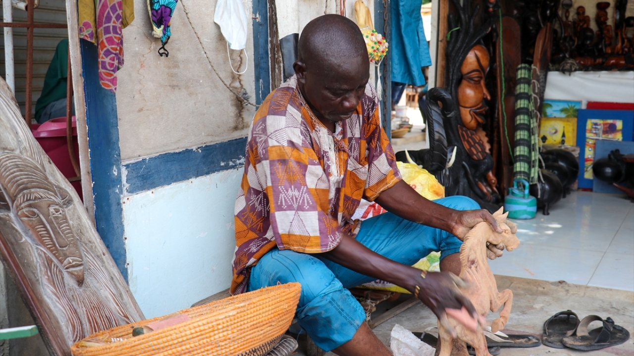 Yaklaşık 300 dükkanın bulunduğu pazarda, ahşap el sanatlarından Afrika`nın geleneksel kumaşlarına kadar birçok hediyelik eşya alıcı bekliyor. 