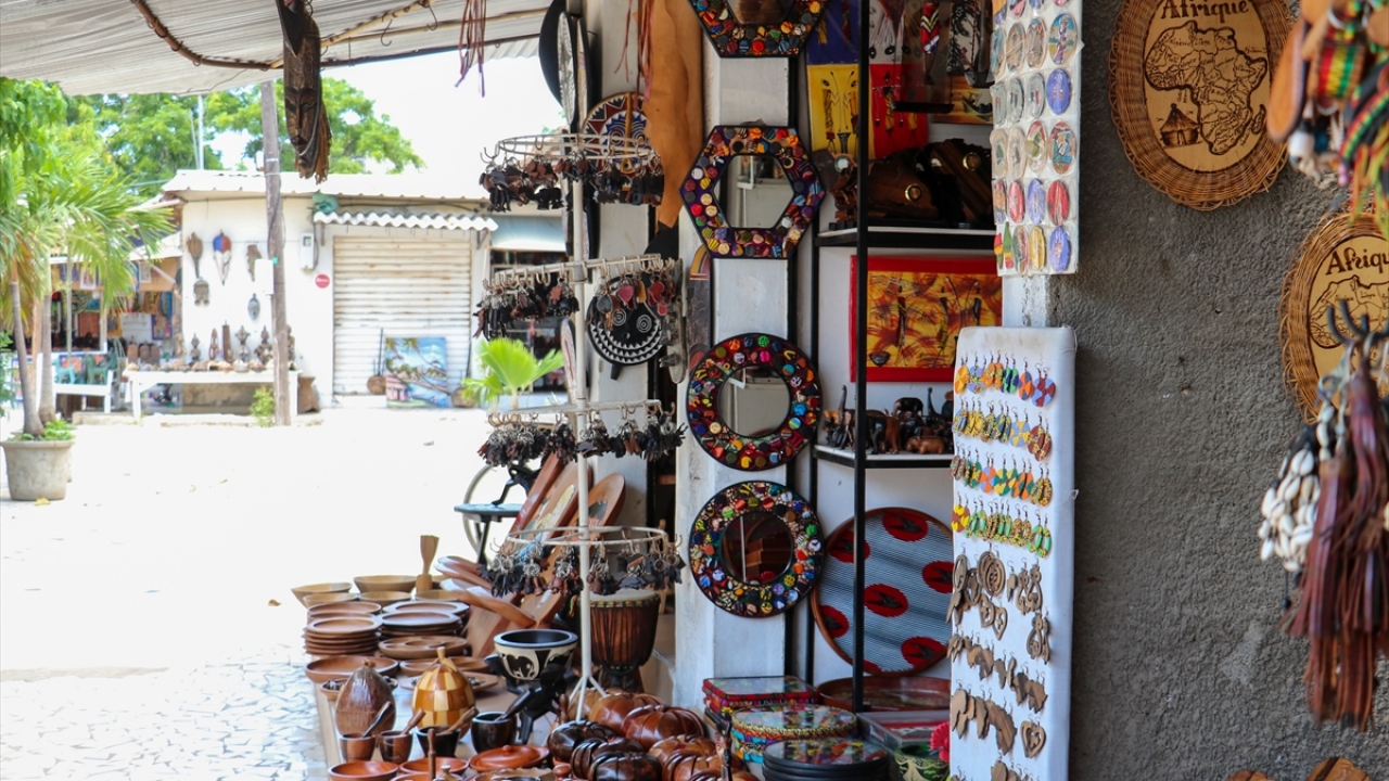 Birçok dükkan kepenk kapatırken, açık olanlar ise sadece günü geçirmek için pazara geldiklerini belirtiyor. 