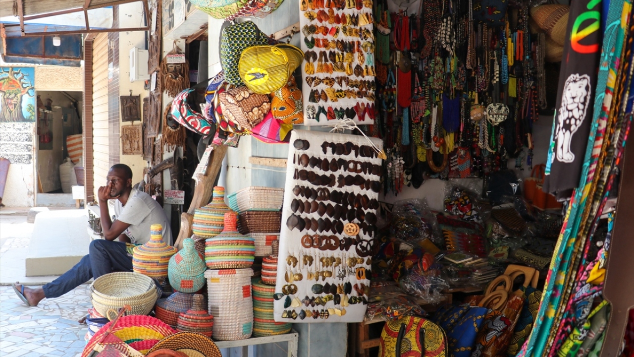 Hasırdan malzemeler ve geleneksel kumaştan dikilmiş kıyafetler satan 60 yaşındaki Bineta Dnour, 1986`dan bu yana pazarda çalıştığını ancak hiç böyle bir dönem yaşamadığını söyledi.