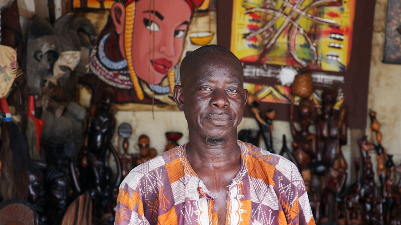 Ahşap oymacılıkla uğraşan bir diğer satıcı 59 yaşındaki Ibra Sow da 1985`ten bu yana pazarda çalıştığını dile getirdi. 