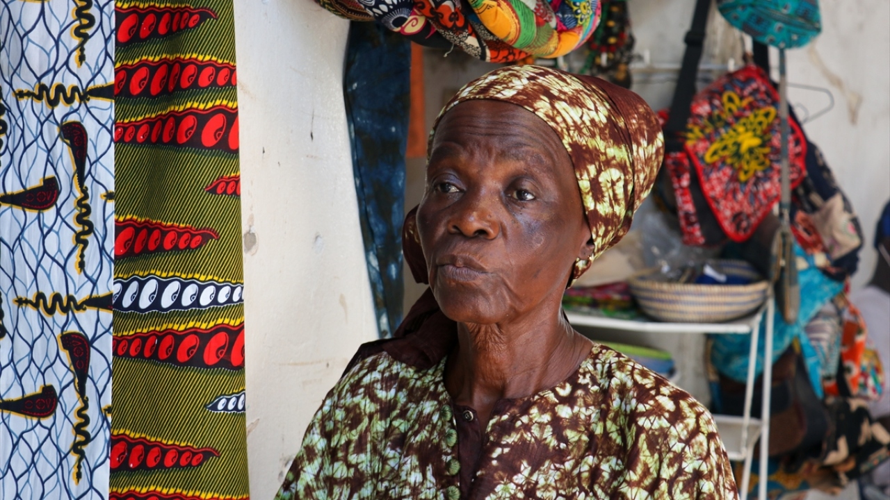 Pazarın en yaşlılarından 70 yaşındaki Gade Thiam da pazara artık günü geçirmek için geldiklerinin altını çizerek, 7 aydır neredeyse hiç satış yapamamaktan şikayet etti.