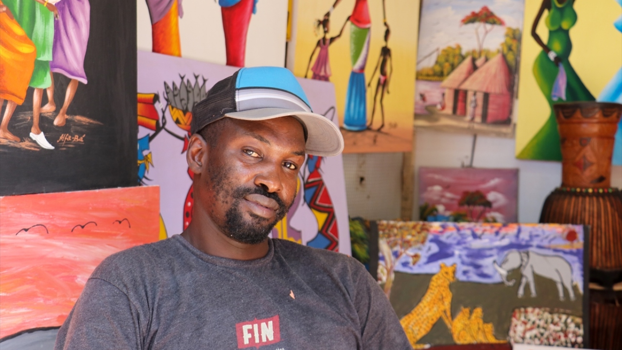 Çizdiği resimleri satan 40 yaşındaki Pape Ndiaye da ev kirasını ödeyemediğini hatta tablolarını dükkana getirmek için bazen yol parası bile bulamadığını vurguladı. 