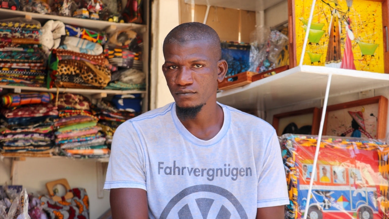 Başka bir dükkan sahibi 29 yaşındaki Süleyman Fadeh de "Ayda bazen 1000 CFA (1,8 dolar) kazandığımız oluyor ama burası dışında da gidecek yerimiz yok." dedi. 