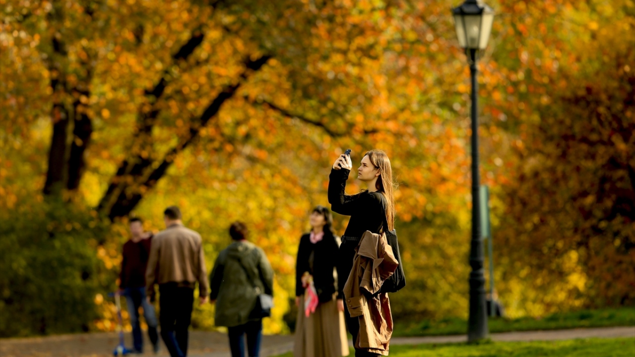 Ağaçlardaki yaprakların adeta altın sarısına dönüşmesi nedeniyle halk arasında ``altın bahar`` olarak anılan mevsim, Moskova nehrinin kıyısındaki ``Kolomenskaya`` parkını bambaşka bir güzelliğe büründürüyor. 