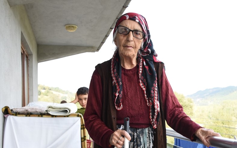 Köyünde 15 gün izolasyona tabi tutulmasının ardından normal yaşamına dönen Aya, evde maniler söylüyor, balkona çıkarak manzarayı izliyor.  