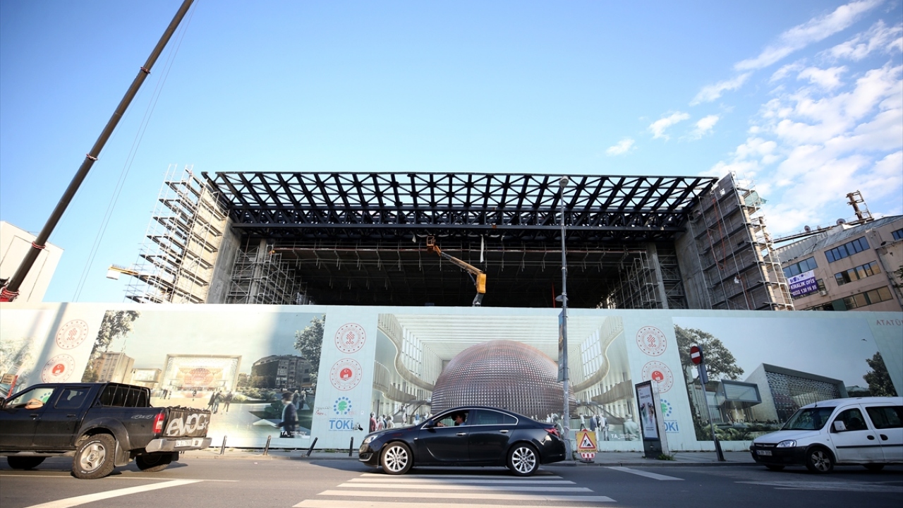 İlk AKM`nin mimarı olan Hayati Tabanlıoğlu`nun oğlu mimar Murat Tabanlıoğlu`nun imzasını taşıyan merkezin inşaatında çalışmalar aralıksız devam ediyor. 