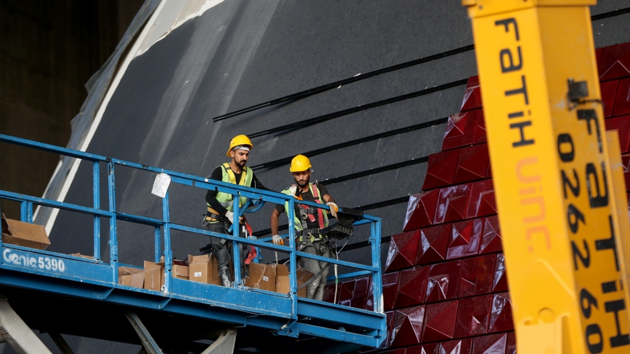 Opera kulesinde kullanılmak üzere 15 bin adet özel el yapımı seramik siparişi verildi. Siparişleri gelen seramiklerin montajı yapılıyor, opera içindeki sahne koltuk altı basamaklar da tamamlanıyor. 