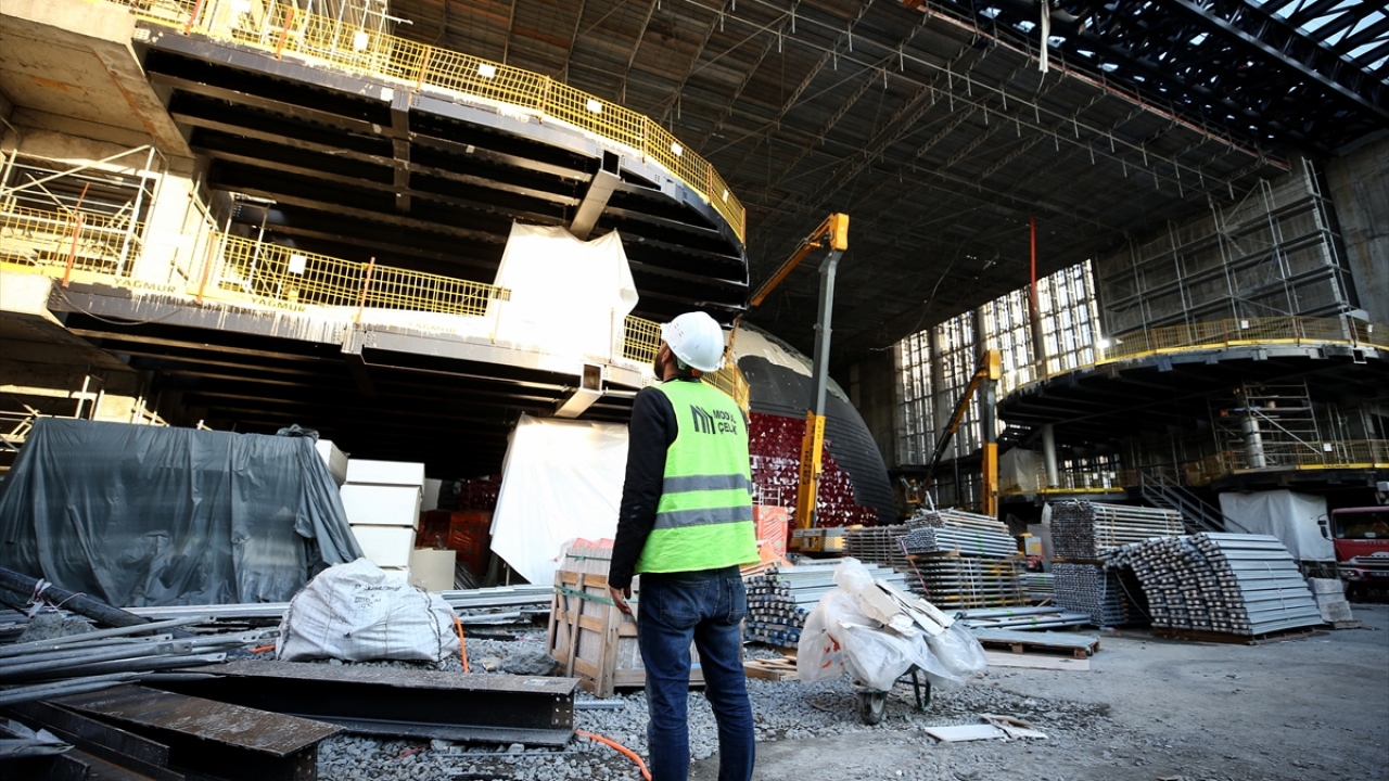 4 katlı kapalı otopark tamamlanırken alt katlardaki elektrik ve mekanik ince işlerin yapımı devam ediyor.