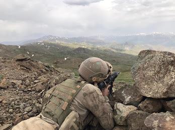 Operasyonlarda çok sayıda silah-mühimmat, gıda ve yaşam malzemesi ele geçirildi.