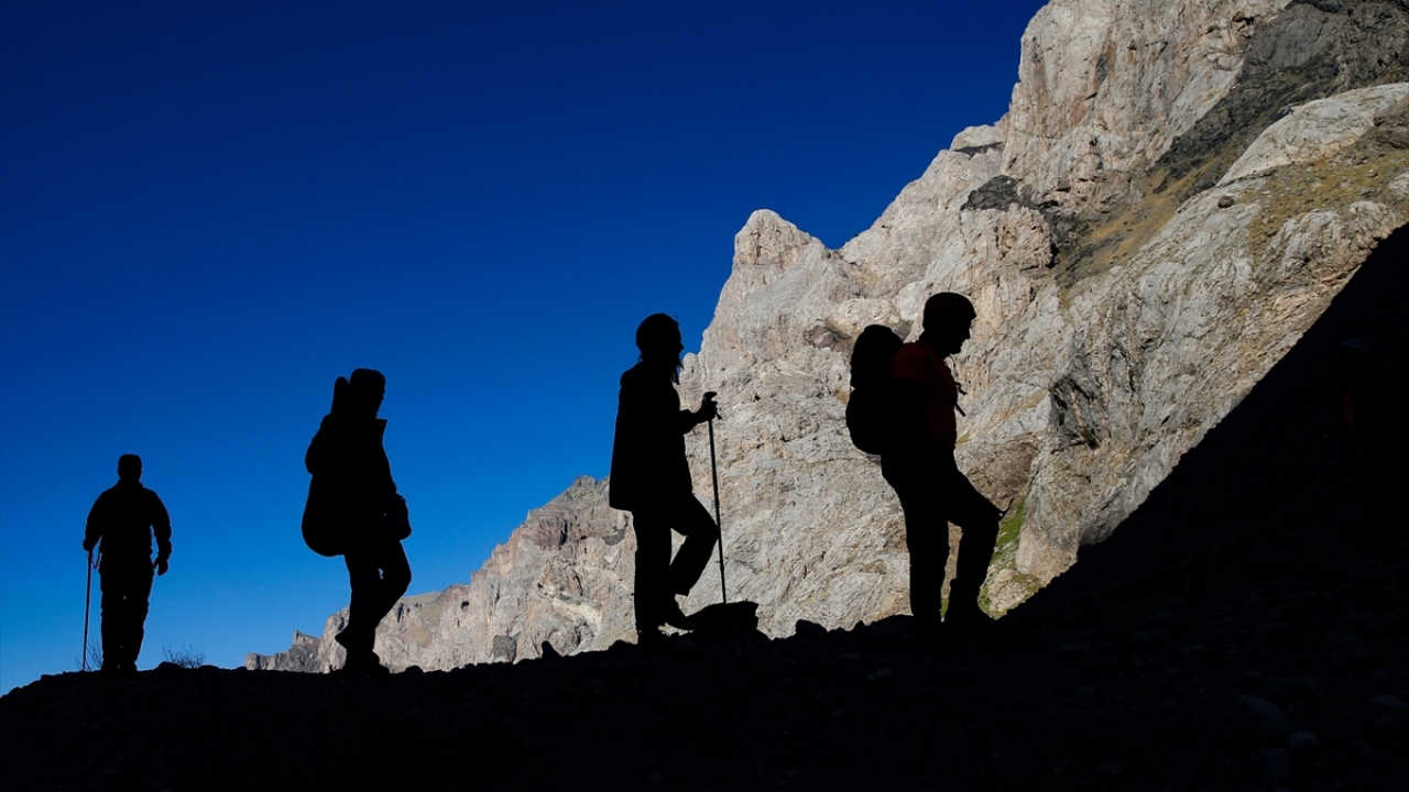 Birçok ilin yanı sıra yurt dışından gelen doğa tutkunları ve dağcılar da Cennet Cehennem Vadisi ve Mergan Yaylası`nda doğa yürüyüş yapıp, Türkiye`nin en büyük buzuluna tırmanarak kentin tanıtımına katkı sağlıyor.