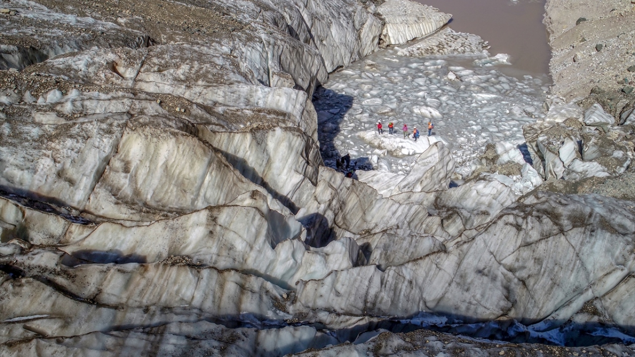 Aralarında Ukraynalı dağcıların da bulunduğu bir grup doğasever, Cilo buzullarına tırmandı, gitar çalıp şarkı söyledi.