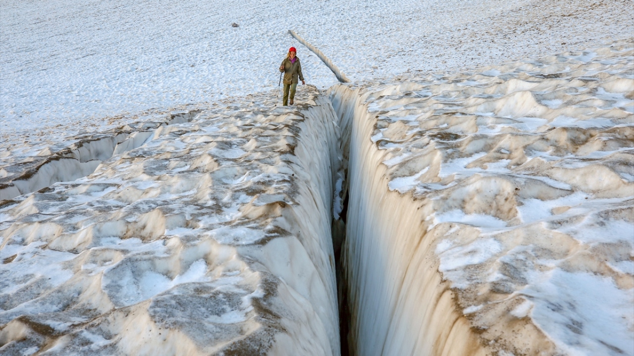 Hakkari Üniversitesi Öğretim Görevlisi Murat Adıyaman da bölgede 4 büyük buzulun olduğunu söyledi.