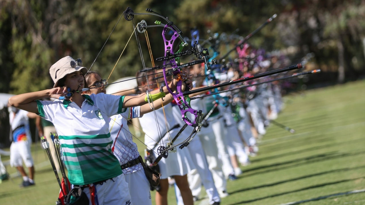 Antalya 100. Yıl Okçuluk Tesisleri`nde yeni tip koronavirüs (Covid-19) tedbirleri kapsamında düzenlenen şampiyona, makaralı yay kategorisinde 48 kadın sporcunun sıralama atışıyla başladı. 