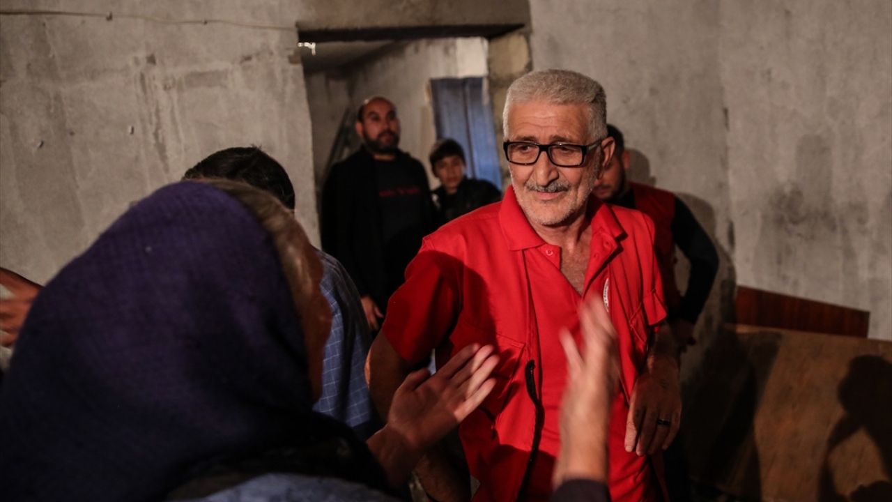 Aralıksız düşen top mermileri nedeniyle sığınak sakinlerine hizmet verecek ve temel ihtiyaçlarını karşılayacak herhangi bir market bulunmuyor. 