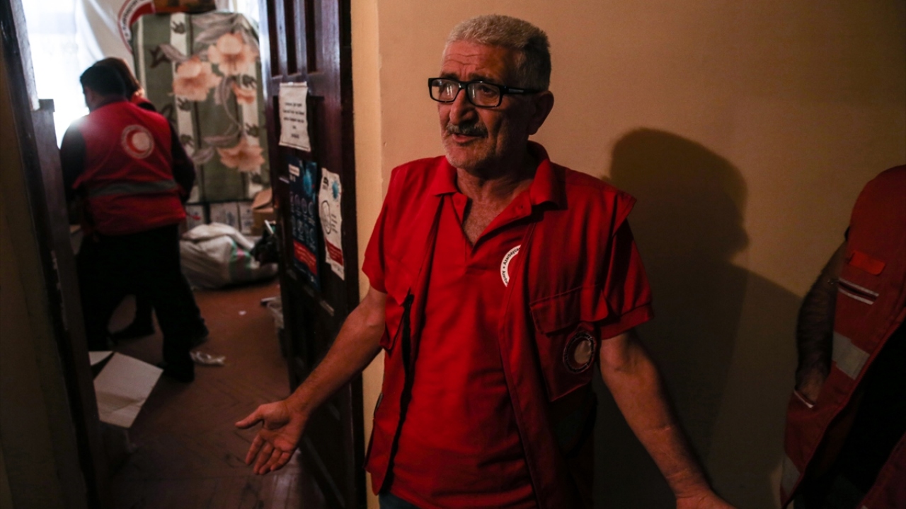 Sığınaklardaki insanların yeme içme ve tüm temel ihtiyaçlarını, top atışlarına rağmen 7 gün 24 saat esasıyla çalışan Azerbaycan Kızılay yetkisi 58 yaşındaki İtibar Haydarov ve arkasındaki küçük bir ekip karşılıyor. 