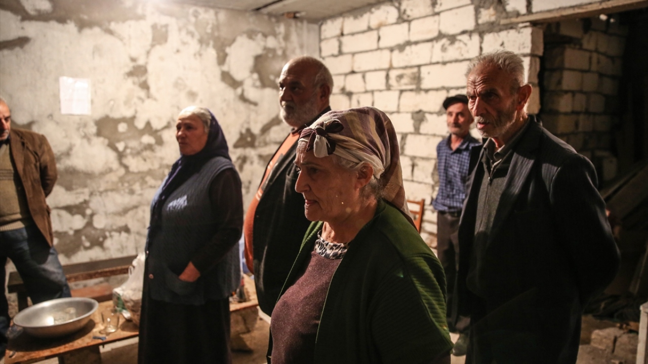 Haydarov, kentteki sığınak sakinlerine yardımları nasıl ulaştırdığını anlattı. 