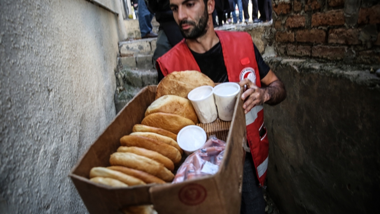"Ekibim için en önemlisi can güvenliği. Ben onların zarar görmesini asla istemem." diyen Haydarov, "Ancak her gün sığınaklara yardım götürüyoruz. Bizim çıkmadığımız gün yoktur." dedi. 