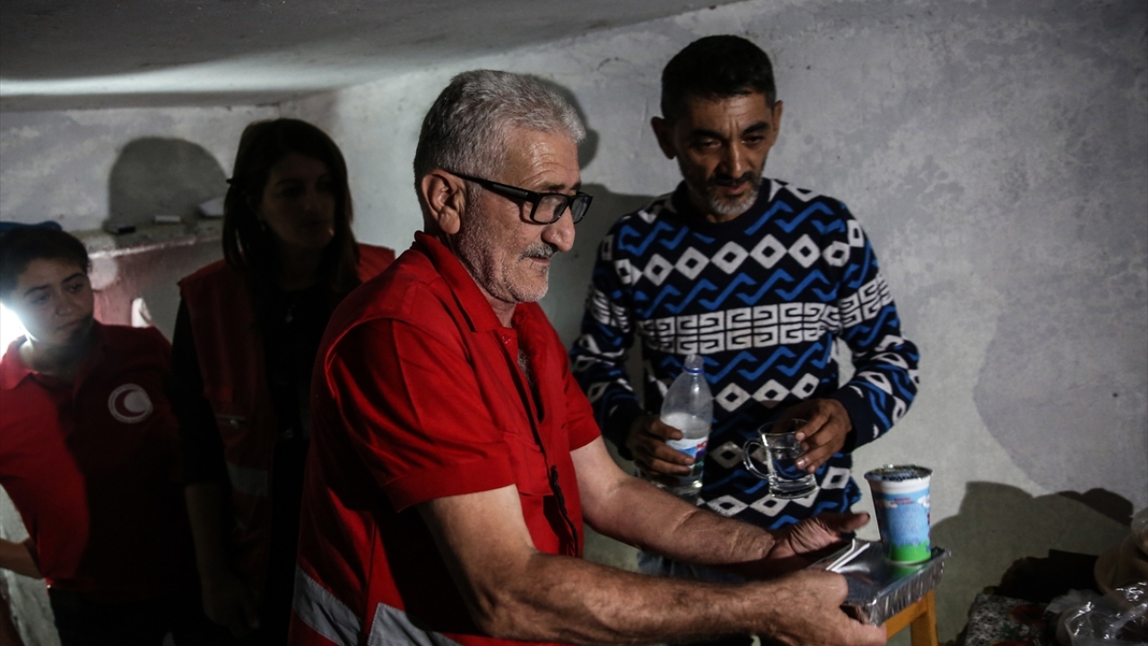 Ermenistan toplarının en çok düştüğü Terter`de bulunan 24. sığınaktaki Aliş Arayev da 20 kişi ile birlikte aynı yerde kalıyor. 