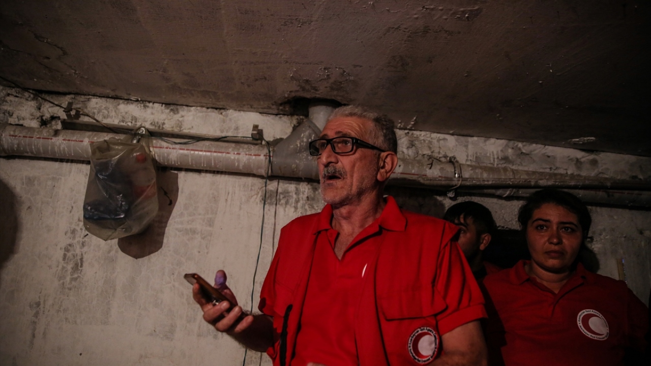 Günde 3 öğün yemeğin önlerine geldiğini belirten Arayev, "Genellikle Kızılay`ın yardımlarıyla besleniyoruz." diye konuştu. 