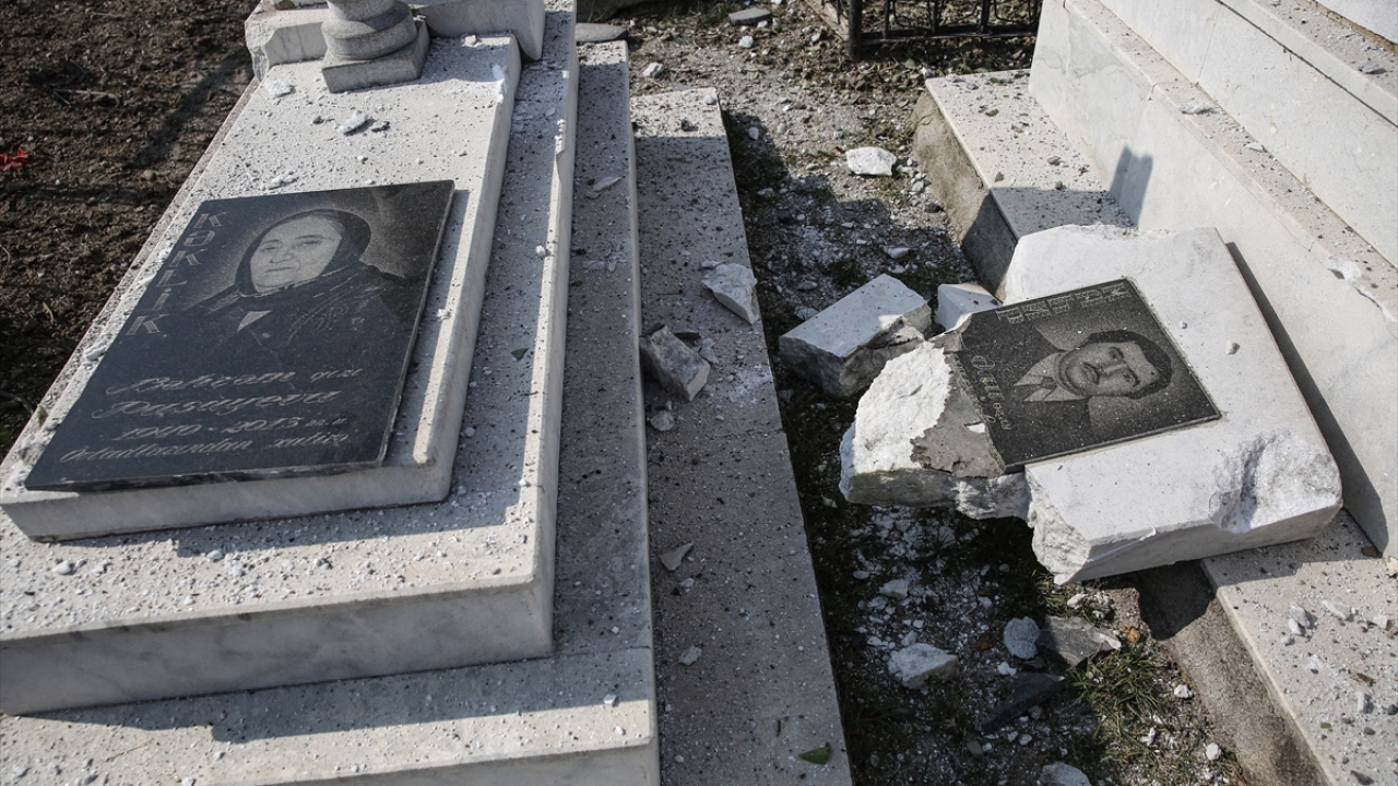 Ermenistan`ın, Terter`deki bir mezarlığı "kasıtlı olarak" hedef aldığını belirten Hacıyev, burada 3 sivilin öldüğünü, 5 sivilin ise yaralandığını kaydetti.