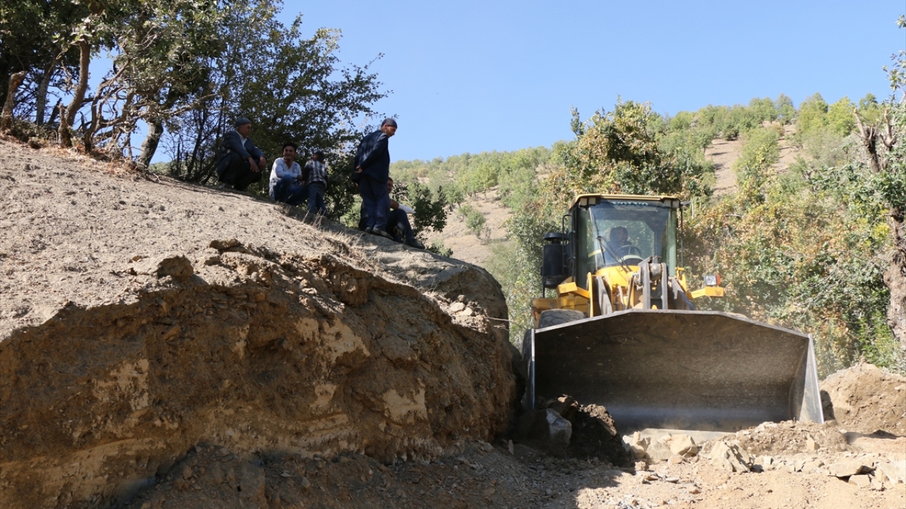 Soğuksu Şantiye Şefi Osman Gönder de Kaymakamlığın desteğiyle tüm mezraların yola kavuşturulması için çaba gösterdiklerini belirtti. 