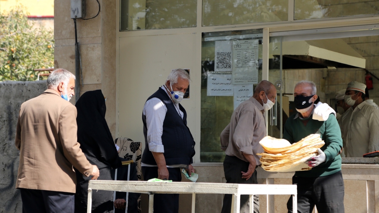 Başkentin güneyindeki Nimetabad`daki gecekondu ve derme çatma yapılarda elektriksiz, susuz ve doğal gazsız yaşam mücadelesi veren halk, bir yandan da koronavirüs salgınına karşı korunmaya çalışıyor.