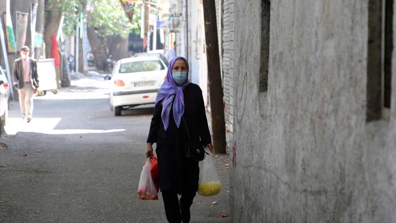 Önceleri tuğla ocağı olarak kullanılan alanda yaptıkları gecekondu ve baraka evlerde yaşayanlar, hükümetin ihtiyaç sahibi ailelere sübvanse olarak verdiği kişi başı 45 bin tümen (yaklaşık 11 Türk lirası) gelir ve hayırseverlerin yardımlarıyla geçiniyor. 