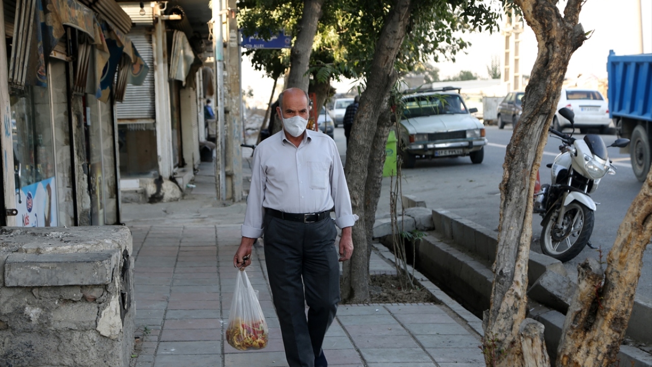 Ekonomik kriz nedeniyle de her şeyin zamlandığını ve halkın durumunun kötüleştiğini dile getiren Gonabi, şunları söyledi: