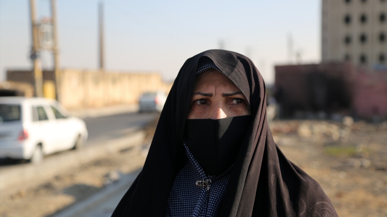 "Hayırseverlerin dağıttığı yemekleri almak için bekliyoruz"
