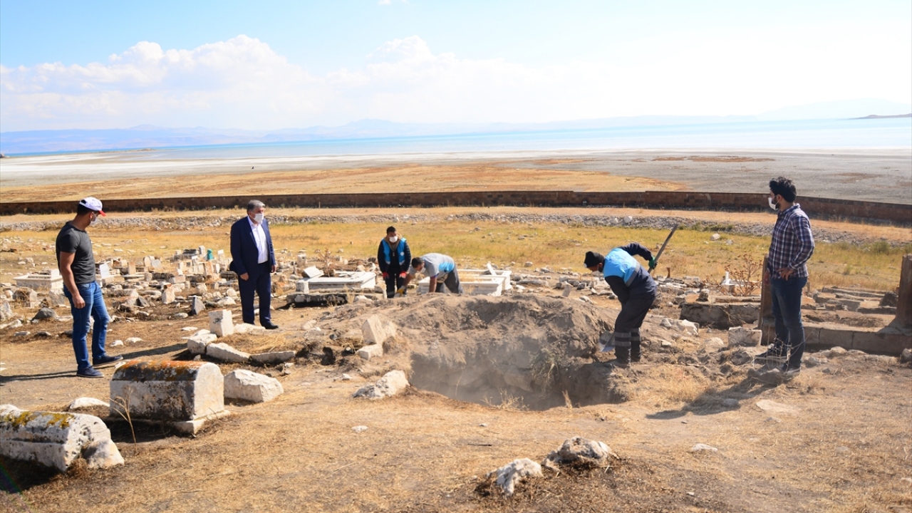 İlçe merkezine 20 kilometre uzaklıktaki Çelebibağı Mahallesi`ndeki tarihi mezarlıkta definecilerin açtığı çukurların doldurulması için çalışma başlatıldı.