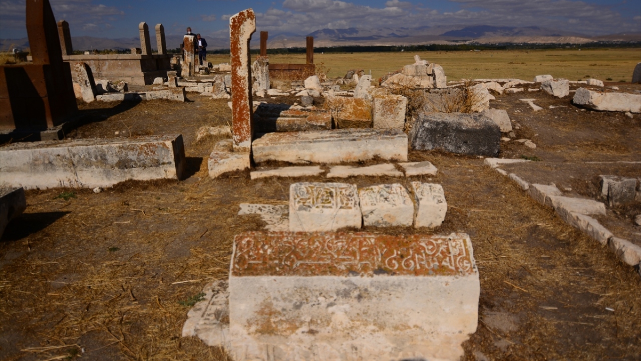 Tarihi mezarlığın bulunduğu alana giden Belediye ekipleri, Van Müze Müdürlüğü görevlileri gözetiminde açılan çukurları kapattı, çevre temizliği yaptı. 