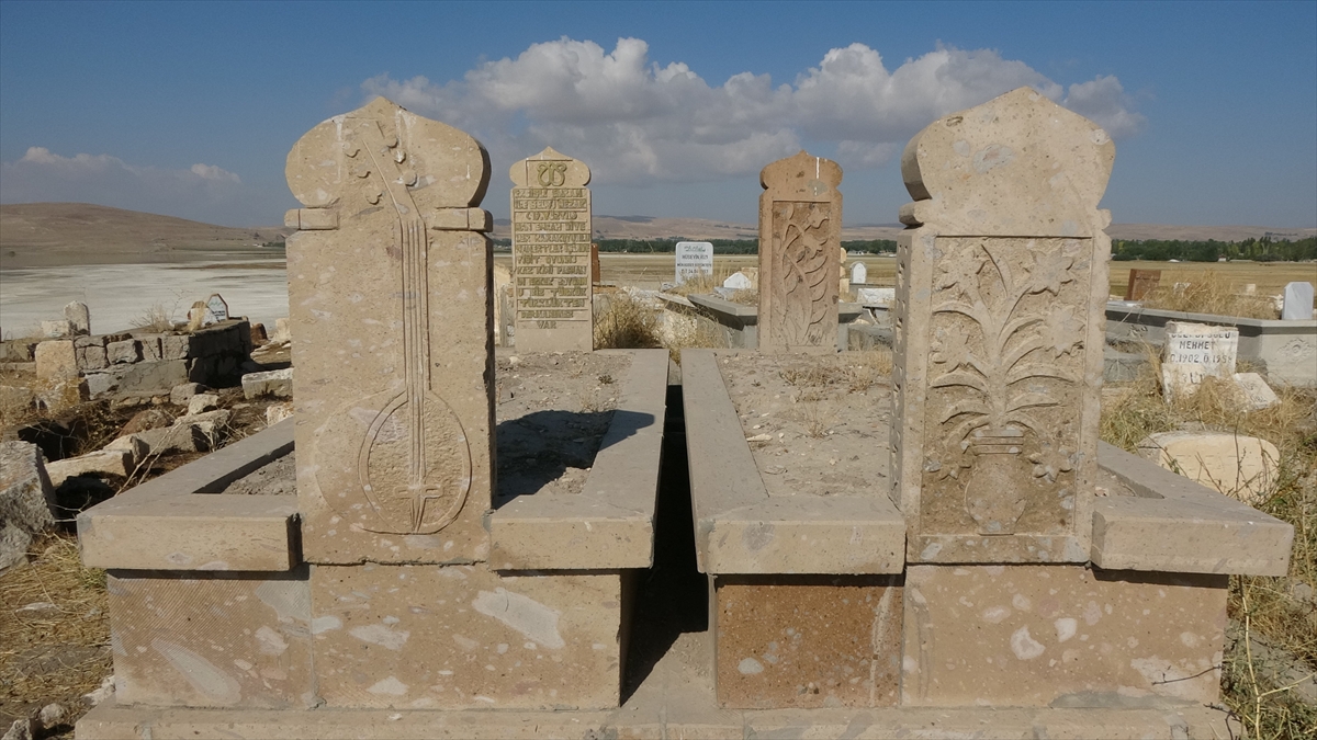 Kaymakam ve Belediye Başkanvekili Nuri Mehmetbeyoğlu, gazetecilere yaptığı açıklamada, 5 bin yıllık Karakoyunlu Selçuklu Mezarlığı`nın 1992-1995 yıllarında restore edildiğini söyledi.