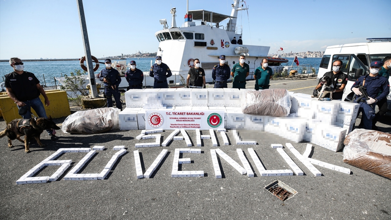 Kontrolde, geminin ambarlarında yaklaşık 2 milyon 845 bin paket beyan dışı sigarayla 38 bin 433 kilogram tütün ele geçirildi. 