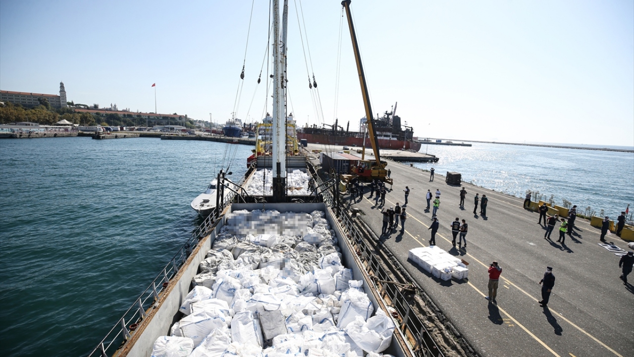 Sahil Güvenlik Marmara ve Boğazlar Bölge Komutanlığı ile İstanbul Deniz Gümrük Muhafaza Kaçakçılık ve İstihbarat Müdürlüğü ekiplerince yabancı bayraklı ticari gemi kontrol edildi.