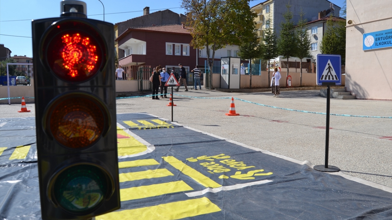 Ertuğrulgazi İlkokulun bahçesinde konuşlanan tırda 1`inci, 2`nci, 3`üncü ve 4`üncü sınıflardaki 300 öğrenci, kırmızı ışıklı ve yaya geçitli yol konularını uygulamalı ders ile öğrendi.