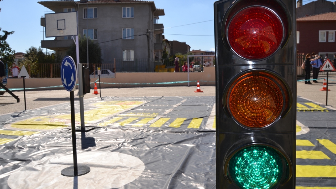 Özel eğitimciler tarafından verilen dersler, çocuklar tarafından ilgiyle takip edildi.