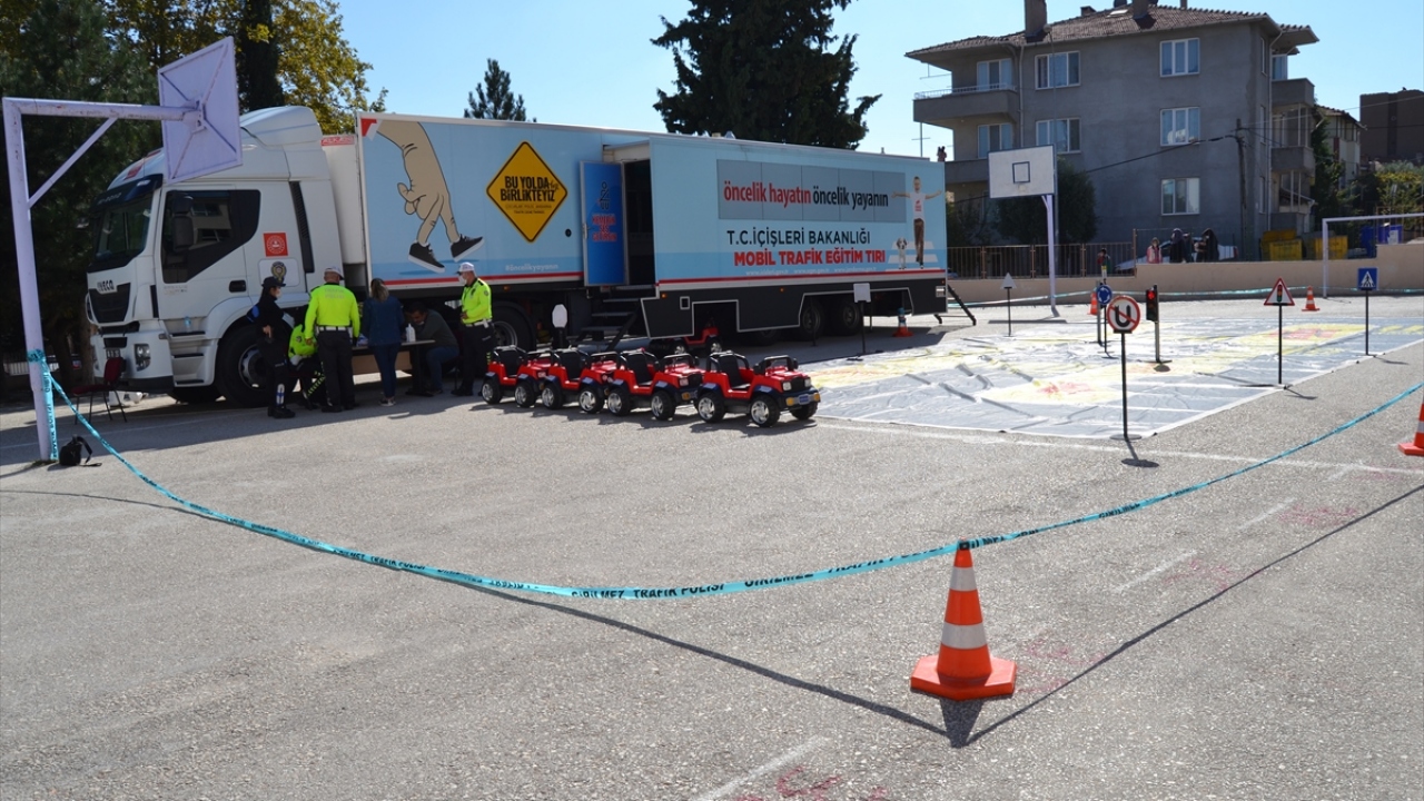 Sınıf öğretmeni Dilek Aykut, derslerin verimli geçtiğini söyledi.