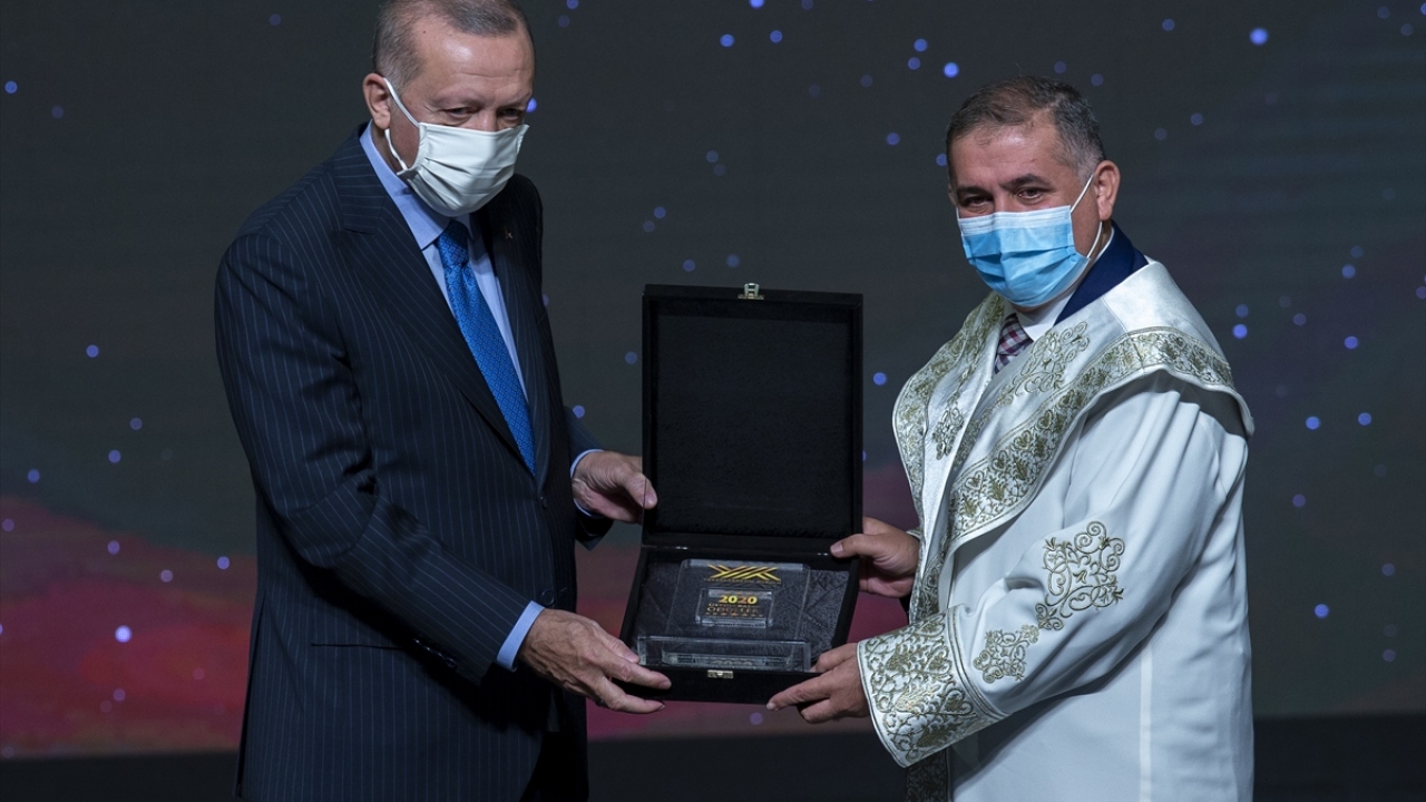 Türkiye Cumhurbaşkanı Recep Tayyip Erdoğan, törende bireysel ve kurumsal çalışmalar dolayısıyla ödüle layık görülen akademisyenlere ve üniversitelere "YÖK 2020 Üstün Başarı Ödüllerini" takdim etti.
