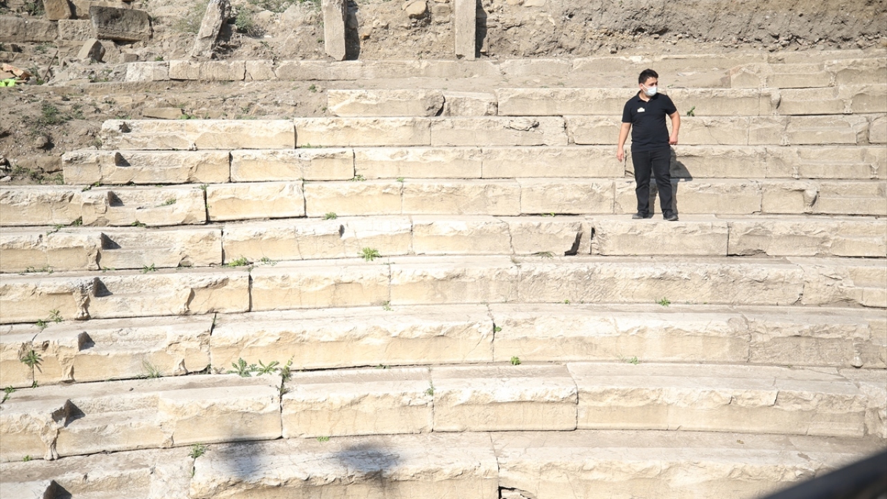 Özel çocuklar, Konuralp bölgesinde kazı çalışmalarının sürdüğü antik kentteki tiyatro alanını ziyaret etti.