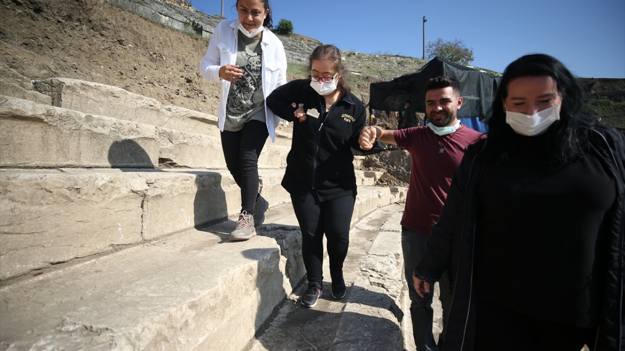 Burada kazı çalışmasıyla ortaya çıkarılan alanları gezerek bilgi alan çocuklar, fırçalarla alandaki taşları temizledi.