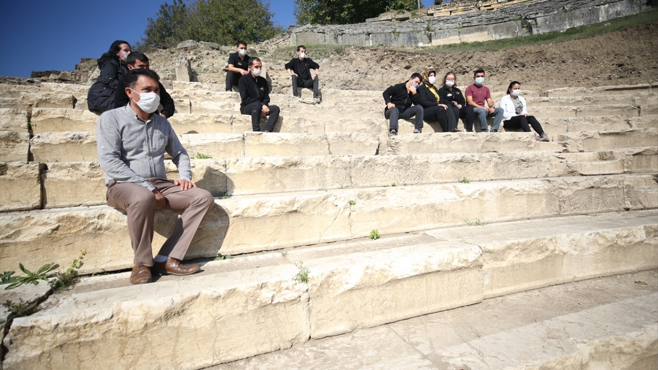 Düzce Belediyesi Kültür İşleri Müdürü Numan Şirin, ziyaretin ardından gazetecilere yaptığı açıklamada, Kusursuz Kafe personeli özel çocukları, ziyaret amacıyla kazı alanına getirdiklerini söyledi.