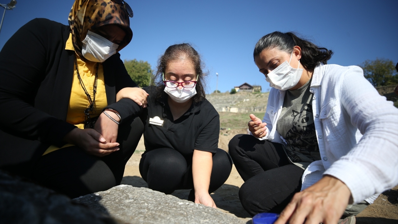 Ziyarette, Konuralp Müze Müdürü İhsan Aslan da yer aldı.