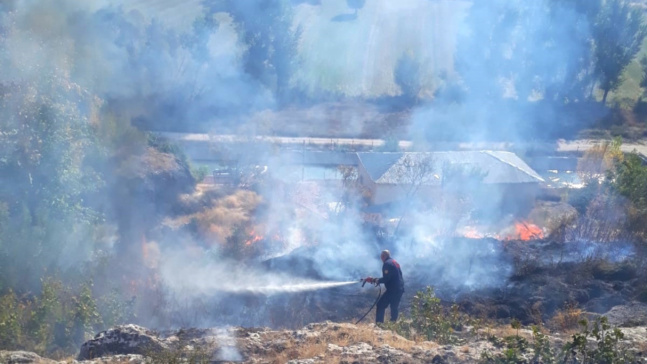 Alınan bilgiye göre, Hisarcık Mahallesi`nde vatandaşlara ait bahçelerde henüz bilinmeyen nedenle yangın çıktı. 