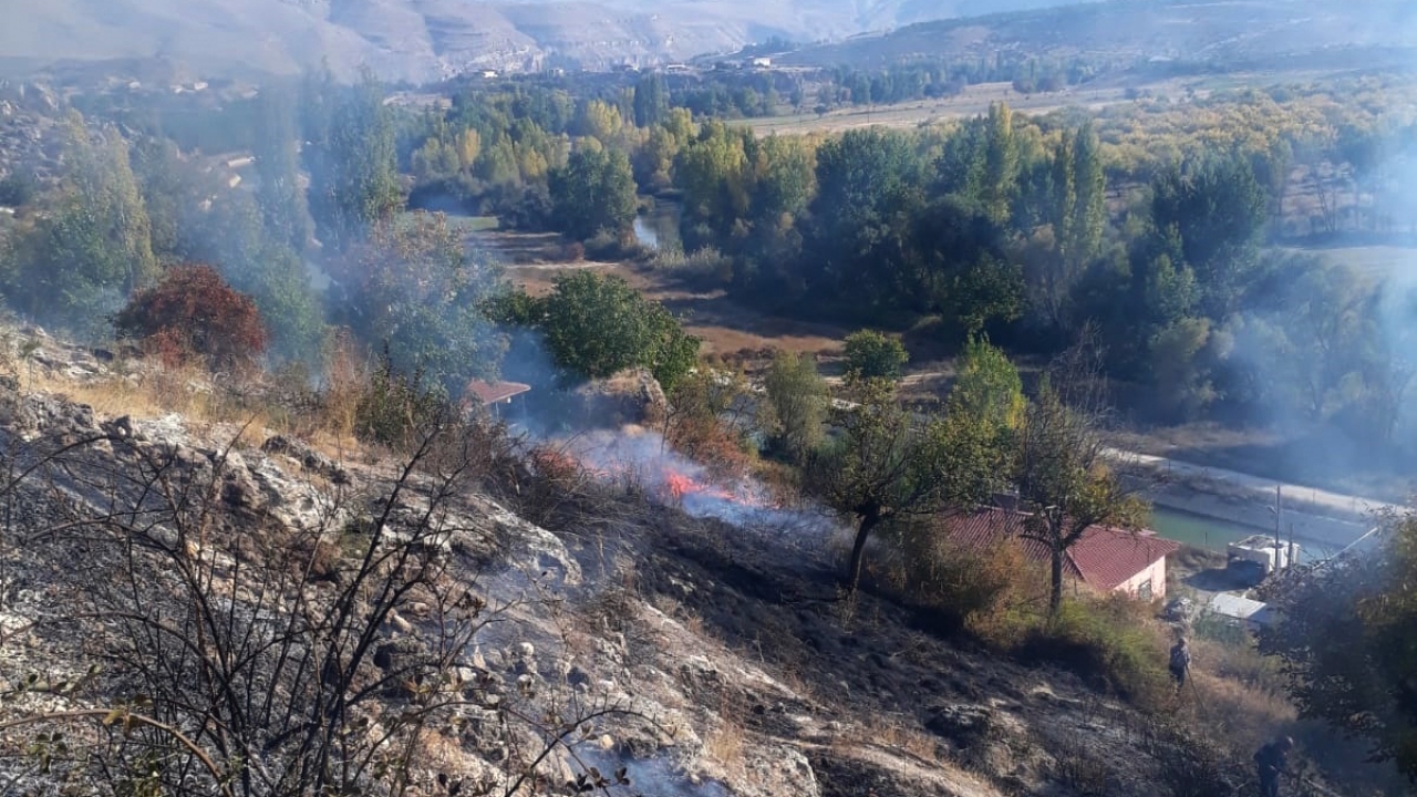Ekipler yaklaşık bir saatlik çalışmanın ardından yangını kontrol altına aldı.